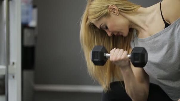 Fata efectuează un exercițiu de gantere