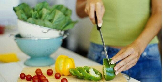 Gătirea unei salate de legume pentru cină conform principiilor unei alimentații adecvate pentru o silueta subțire